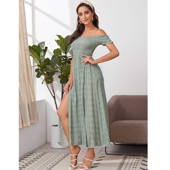 Chic Green Off Shoulder Maxi Dress with Flowing Silhouette - Picture 3 of 6